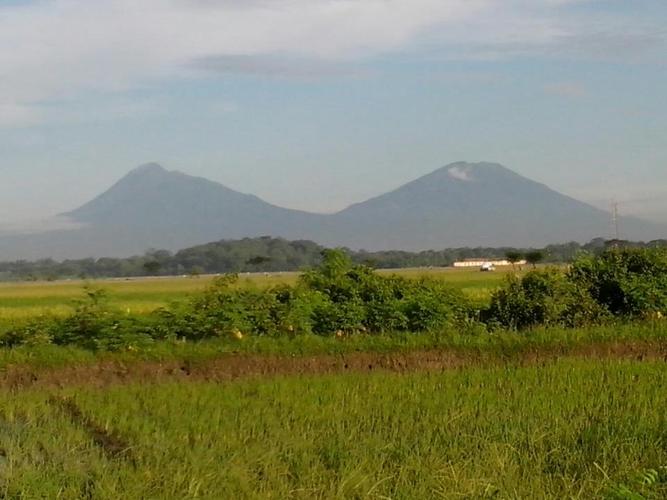 Pemandangan Gunung Merapi dan Merbabu